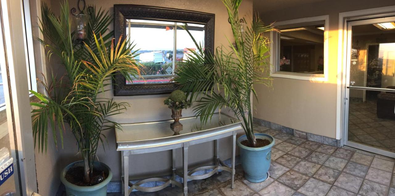 | Hilltop Inn & Suites