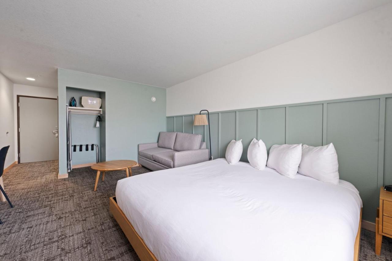 King Room with River View at River Inn at Seaside