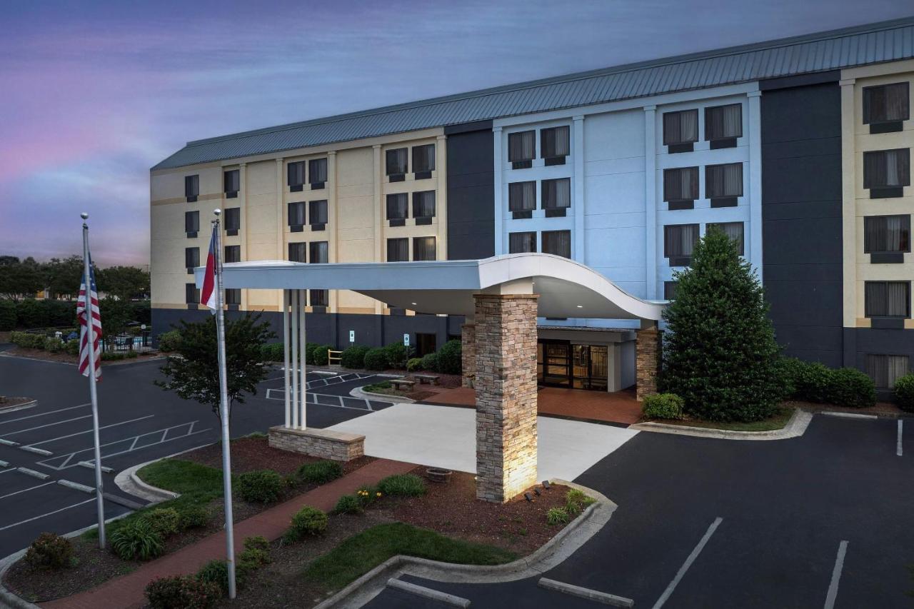 | Fairfield Inn and Suites by Marriott Winston Salem/Hanes