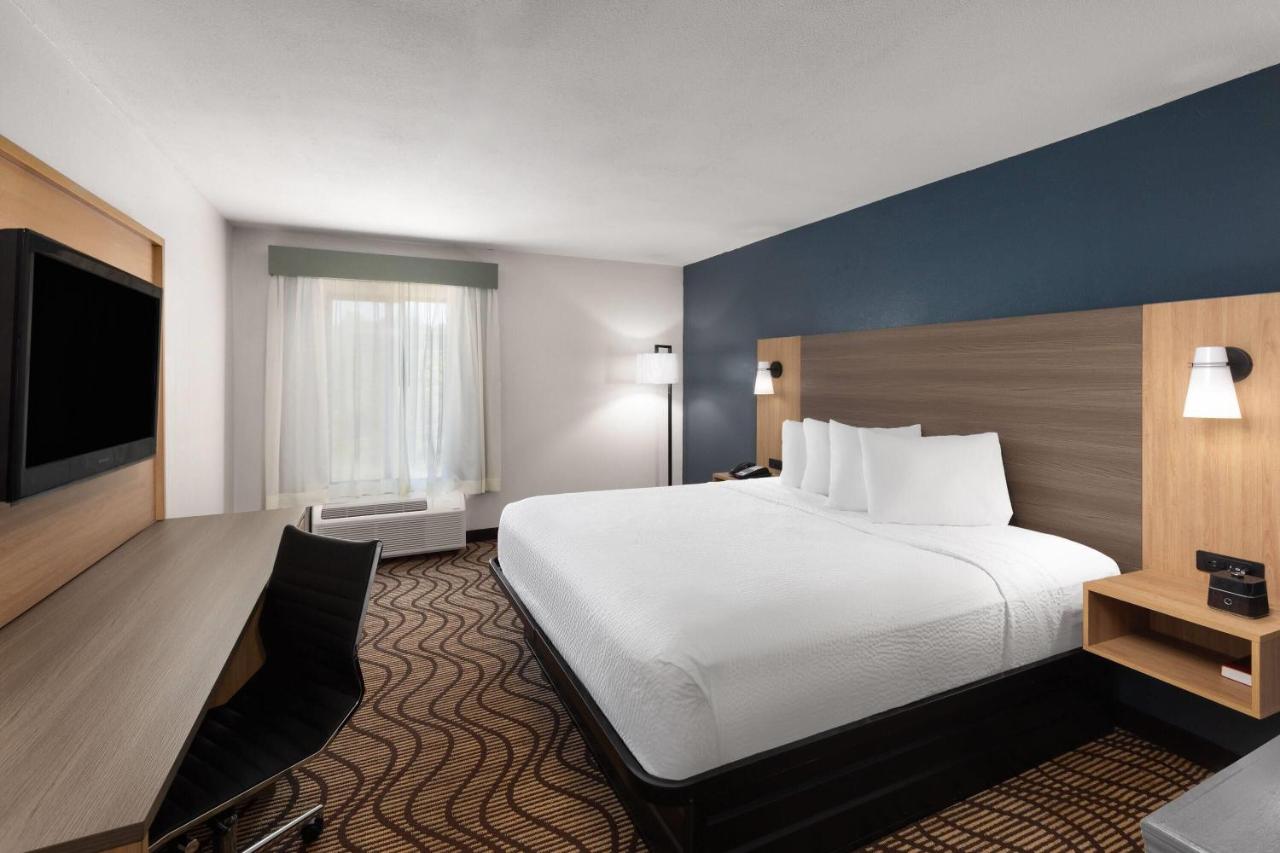 King Room at La Quinta Inn by Wyndham Moss Point - Pascagoula