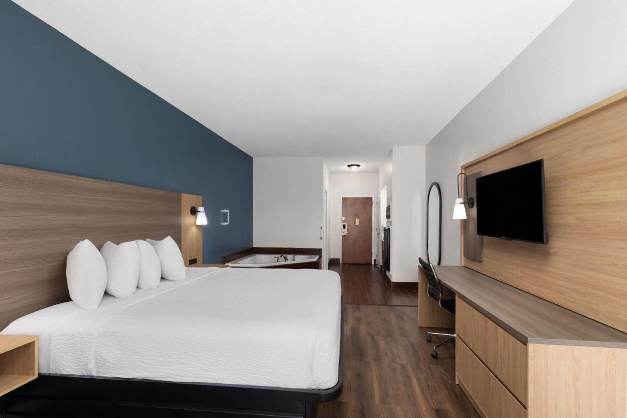 Deluxe King Studio Suite - Non-Smoking at La Quinta Inn by Wyndham Moss Point - Pascagoula