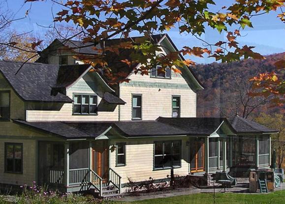 | Breezy Hill Inn