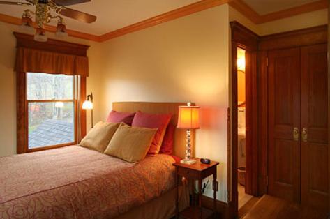 | Breezy Hill Inn