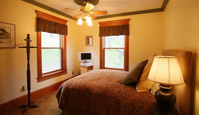 | Breezy Hill Inn
