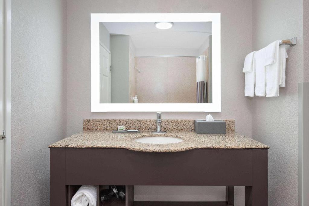 2 Queen Beds, Mobility/Hearing Access Room, Bathtub w/ Grab Bars, Non-Smoking at La Quinta Inn & Suites by Wyndham Alvarado
