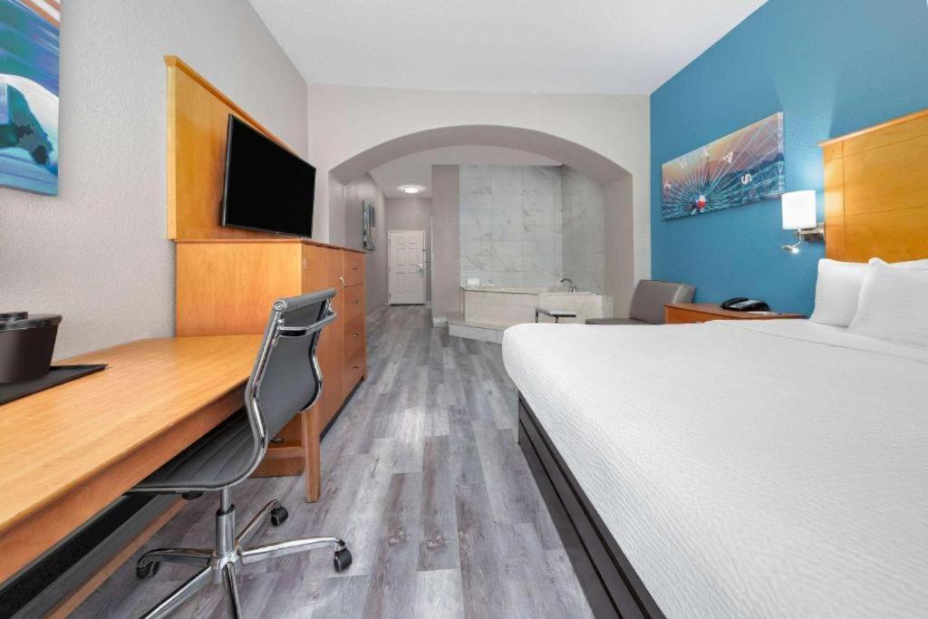 Deluxe Suite with Spa Bath at La Quinta Inn & Suites by Wyndham Alvarado
