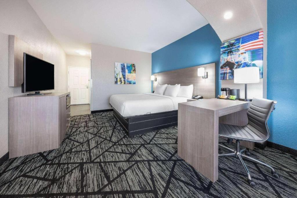 Deluxe King Suite at La Quinta Inn & Suites by Wyndham Alvarado