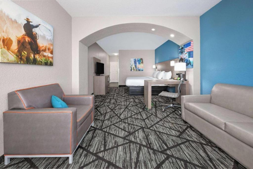 Deluxe King Suite at La Quinta Inn & Suites by Wyndham Alvarado