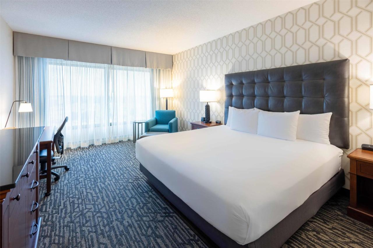 Deluxe King Room at Drury Plaza Hotel St. Louis Chesterfield