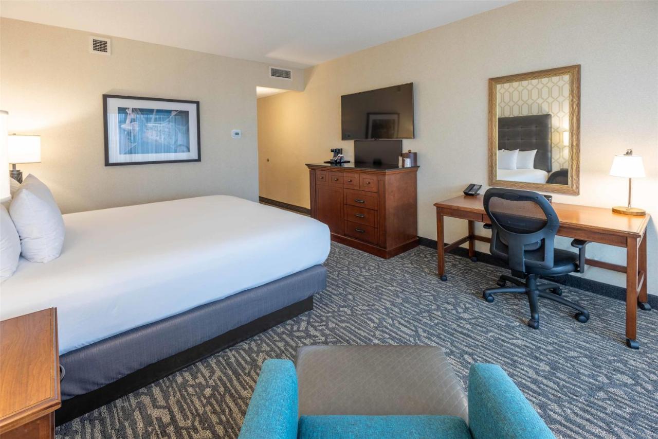 Deluxe King Room at Drury Plaza Hotel St. Louis Chesterfield
