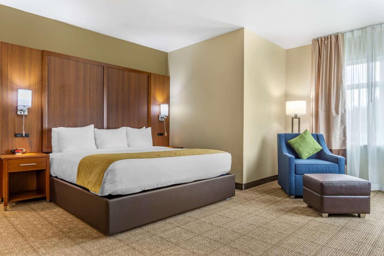 King Room - Accessible/Non-Smoking at Comfort Inn & Suites Lakewood by JBLM