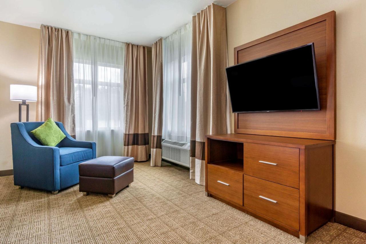 King Room - Accessible/Non-Smoking at Comfort Inn & Suites Lakewood by JBLM