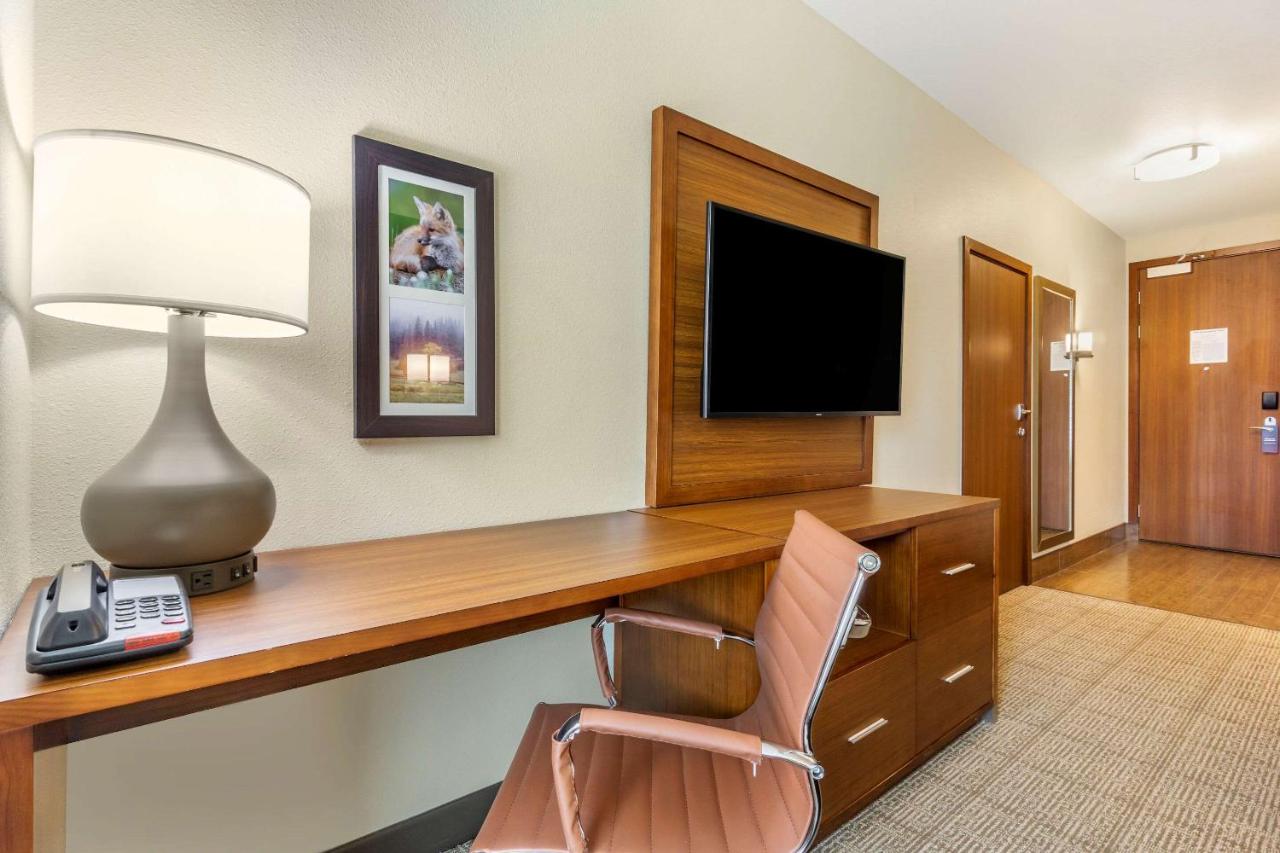 Standard Queen Room with Two Queen Beds - Non-Smoking at Comfort Inn & Suites Lakewood by JBLM