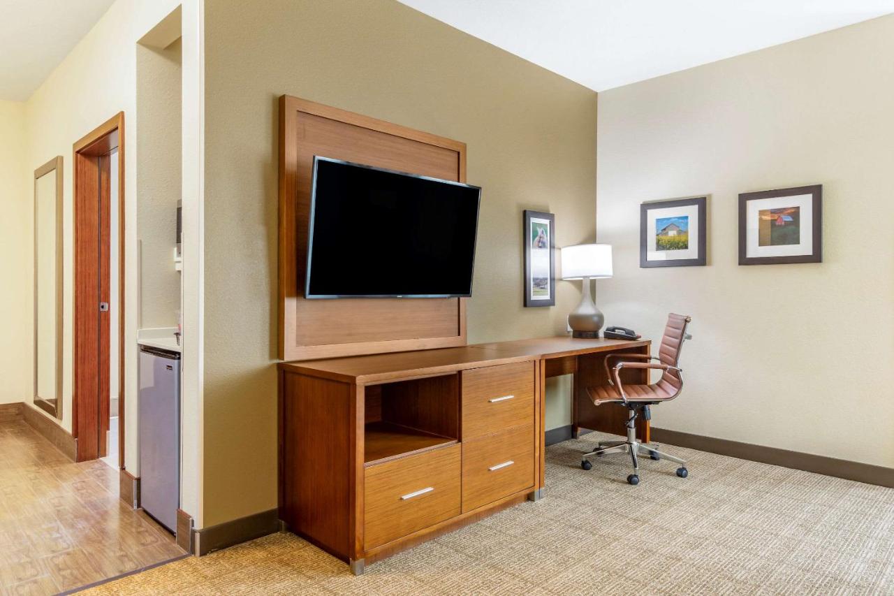 King Suite - Non-Smoking at Comfort Inn & Suites Lakewood by JBLM