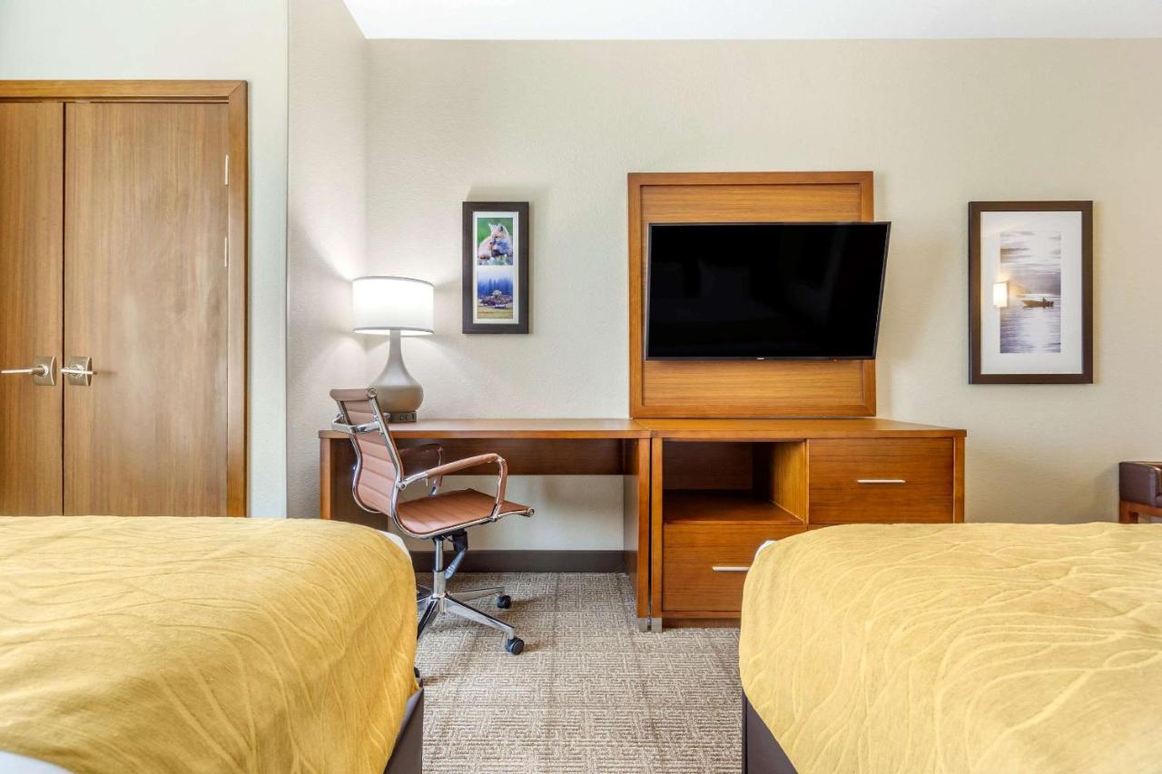 Queen Suite with Two Queen Beds - Non-Smoking at Comfort Inn & Suites Lakewood by JBLM