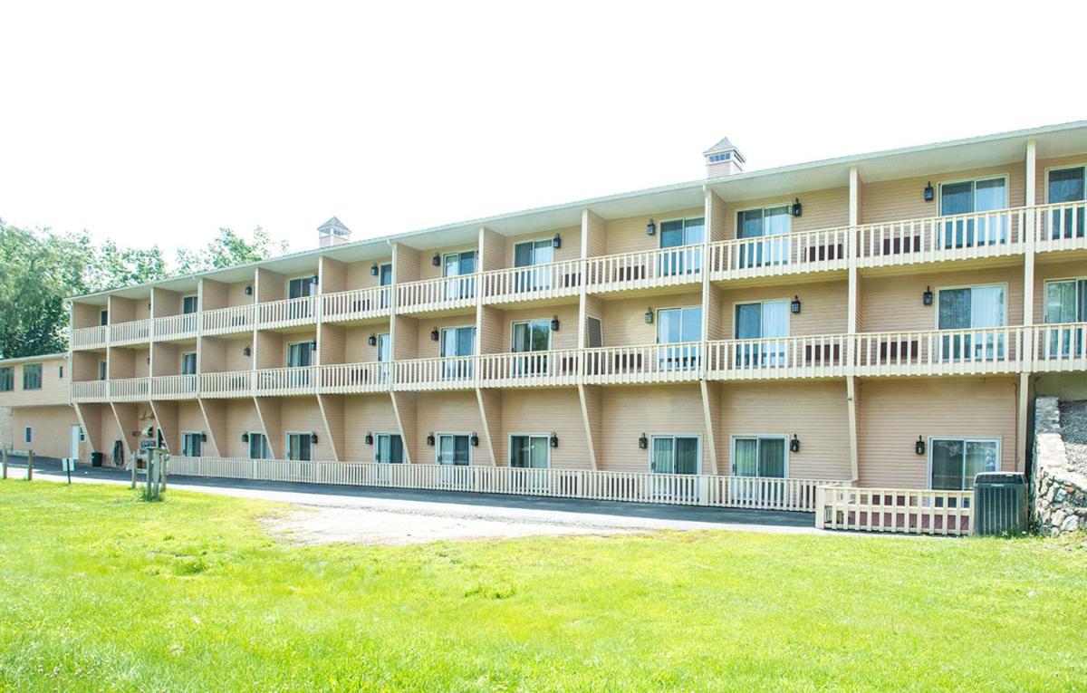 | Hampton Falls Inn