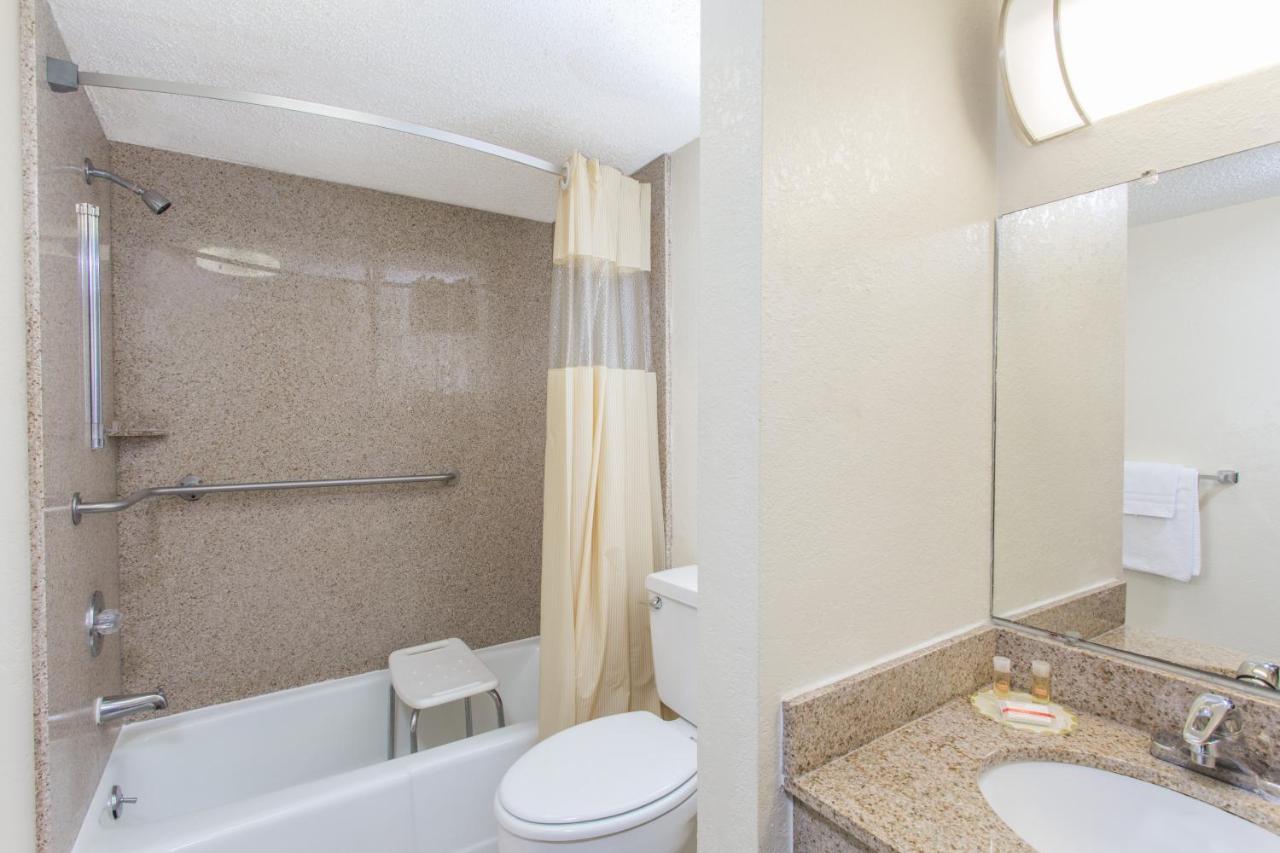 Double Suite with Bath Tub - Mobility Accessible/Non-Smoking at Days Inn by Wyndham Fort Myers