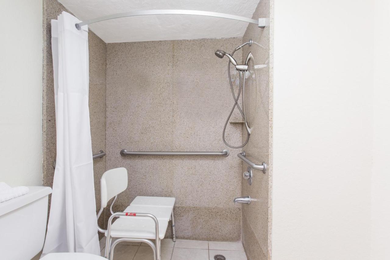 Double Suite with Bath Tub - Mobility Accessible/Non-Smoking at Days Inn by Wyndham Fort Myers
