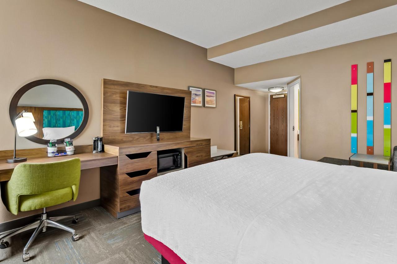 King Bed Study with Sofabed at Hampton Inn Princeton