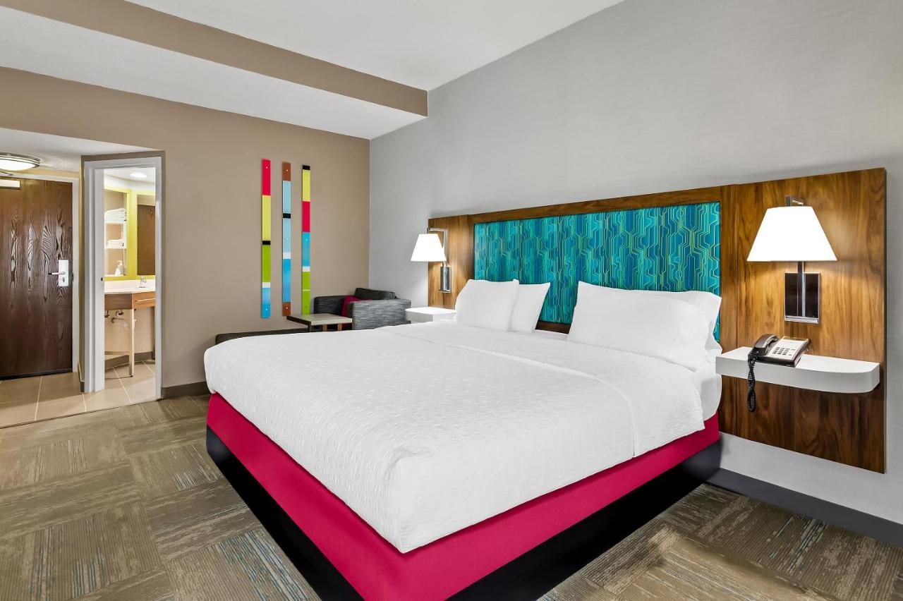 King Bed Study with Sofabed at Hampton Inn Princeton