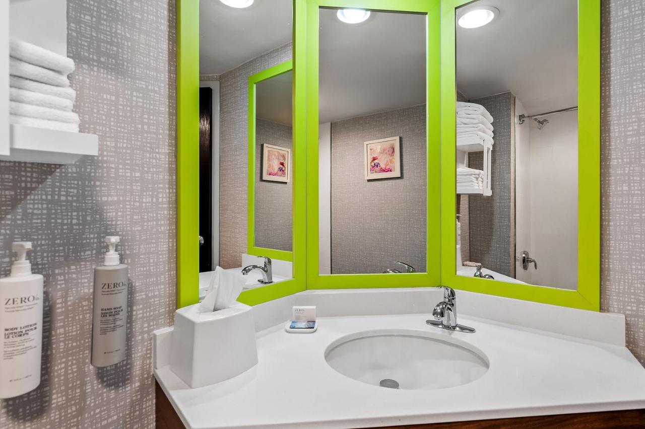 Queen Room with Bath Tub - Non-Smoking at Hampton Inn Princeton