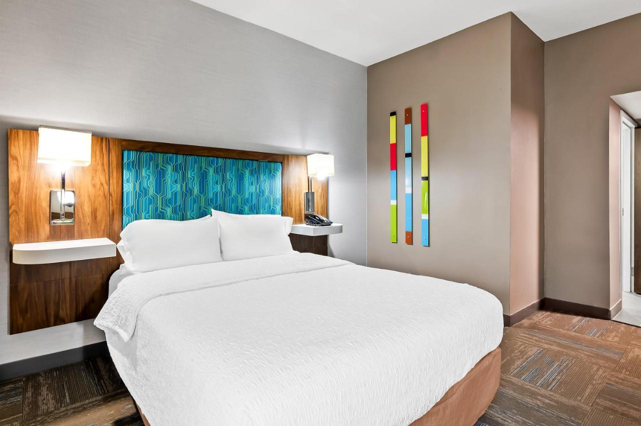Queen Room - Disability Access with Roll In Shower/Non-Smoking at Hampton Inn Princeton