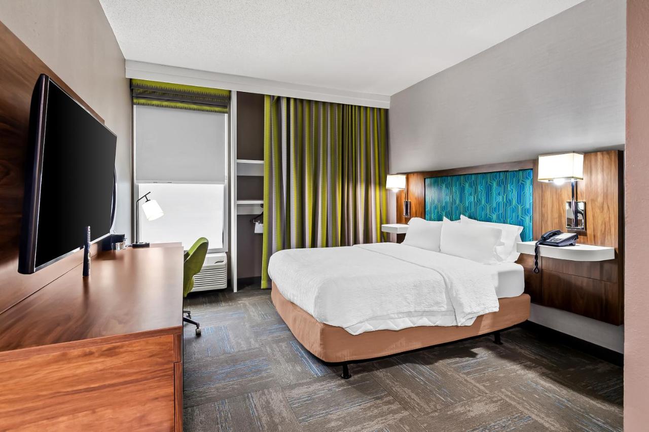 Queen Room - Disability Access with Roll In Shower/Non-Smoking at Hampton Inn Princeton