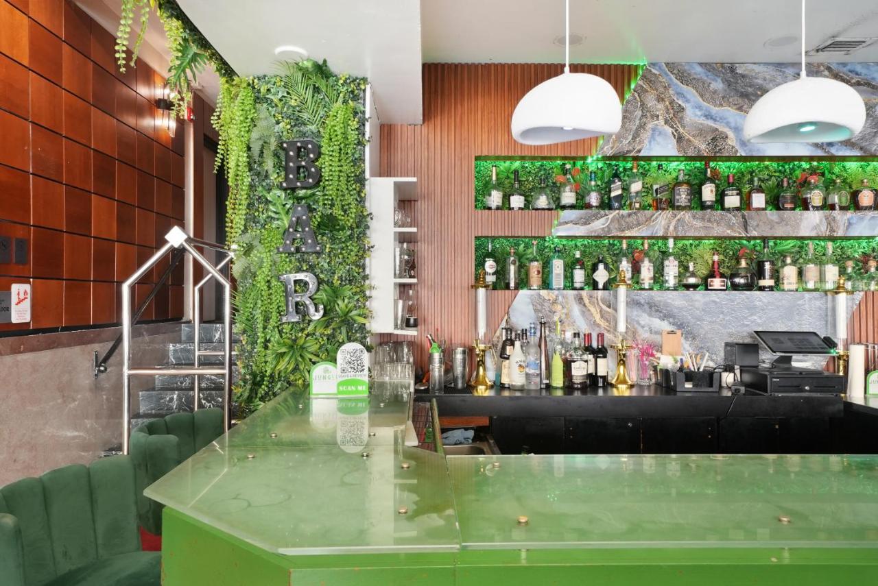 | Chesterfield Hotel & Suites