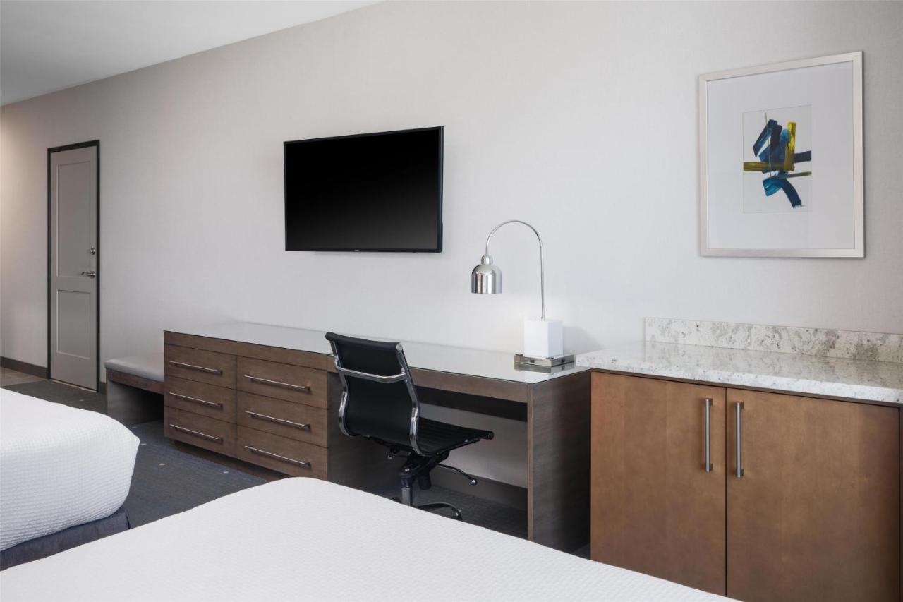 Queen Room with Two Queen Beds and Bath Tub - Mobility Access at Best Western Premier Hotel at Fisher's Landing