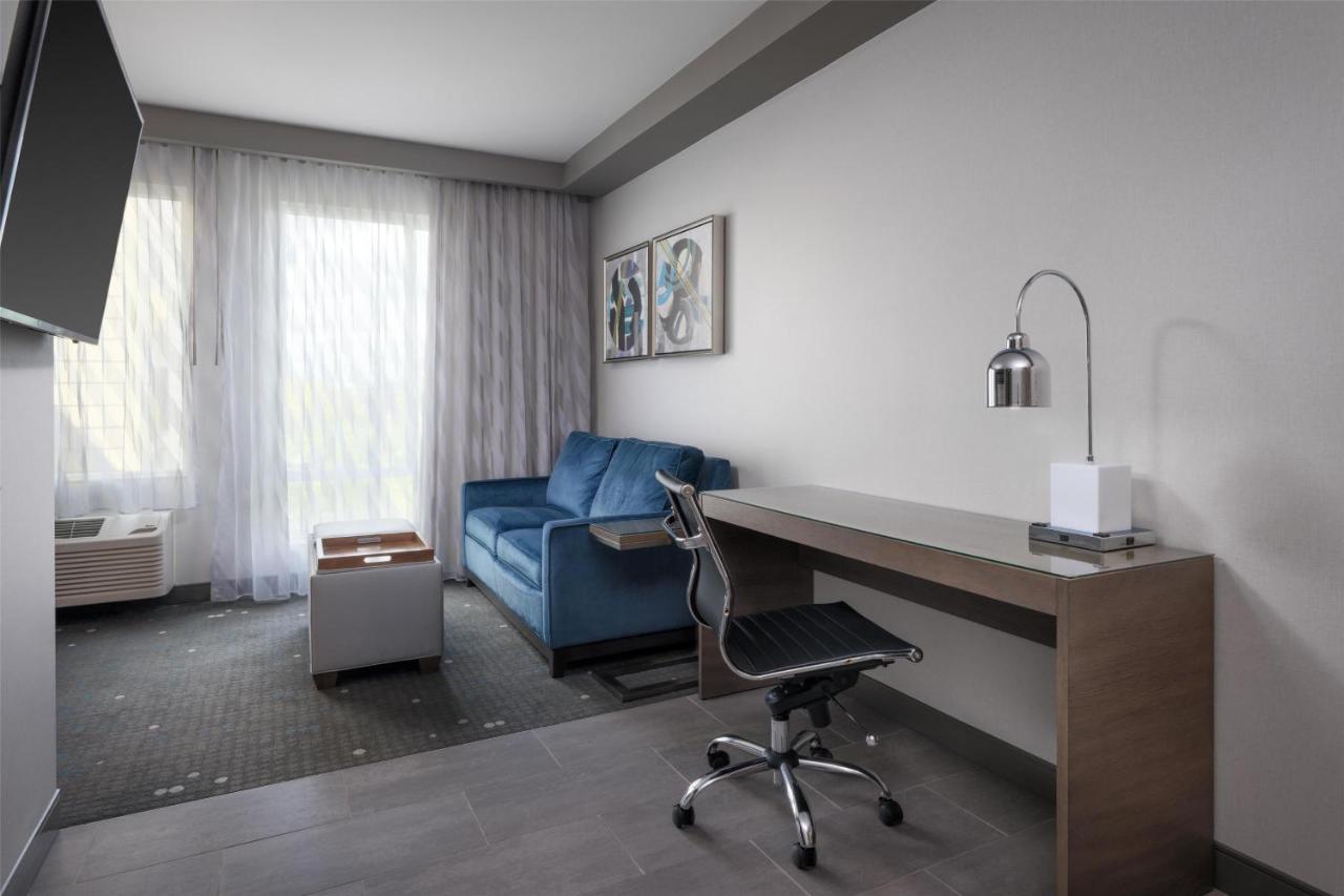 King Room with Sofa Bed - Communication Assistance at Best Western Premier Hotel at Fisher's Landing