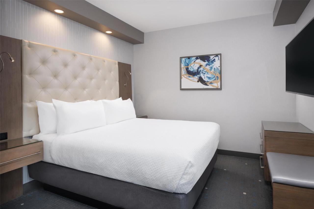 King Suite with Sofa Bed - Shower Only at Best Western Premier Hotel at Fisher's Landing