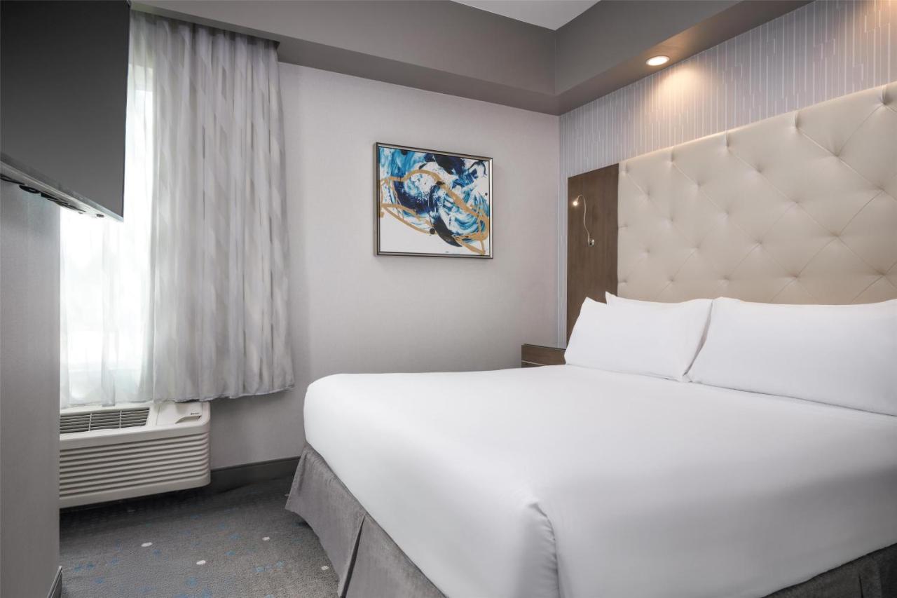 King Suite with Sofa Bed and Roll-In Shower - Mobility Access at Best Western Premier Hotel at Fisher's Landing