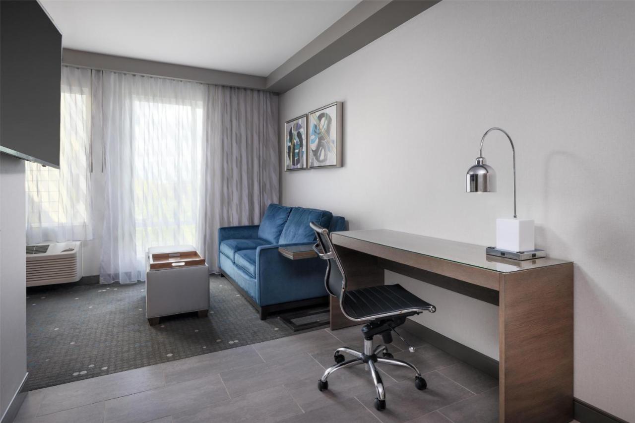 King Suite with Sofa Bed - Shower Only at Best Western Premier Hotel at Fisher's Landing