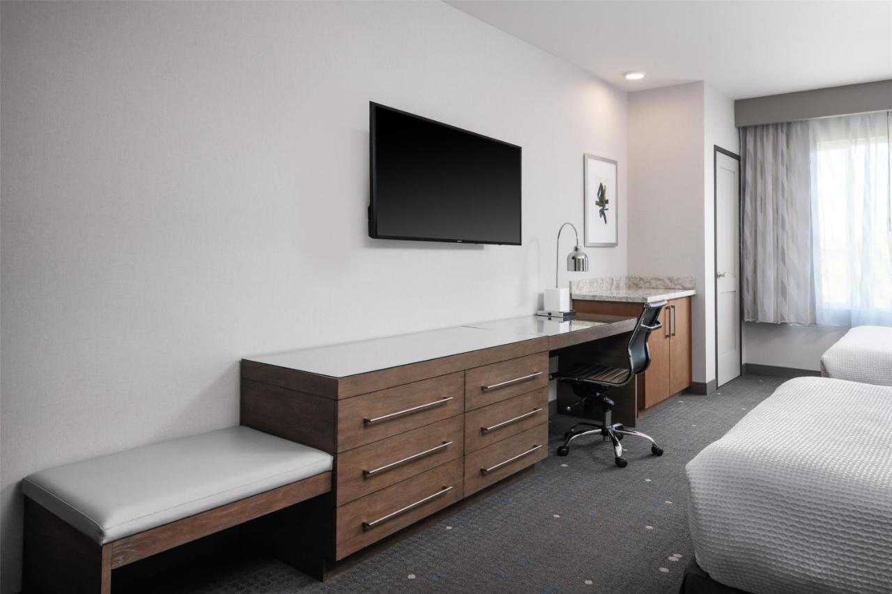Queen Room with Two Queen Beds and Bath Tub - Mobility Access at Best Western Premier Hotel at Fisher's Landing