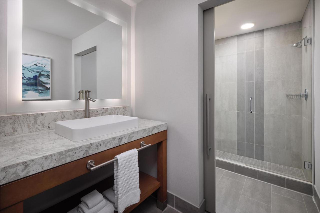 King Room with Sofa Bed - Communication Assistance at Best Western Premier Hotel at Fisher's Landing