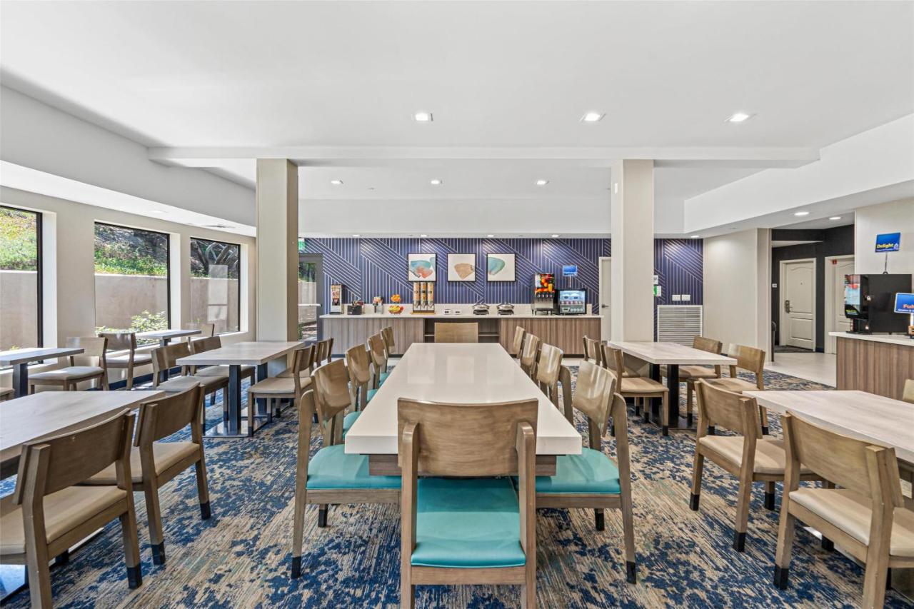| Best Western Valencia/Six Flags Inn & Suites