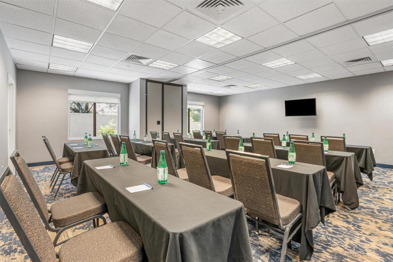 | Best Western Valencia/Six Flags Inn & Suites