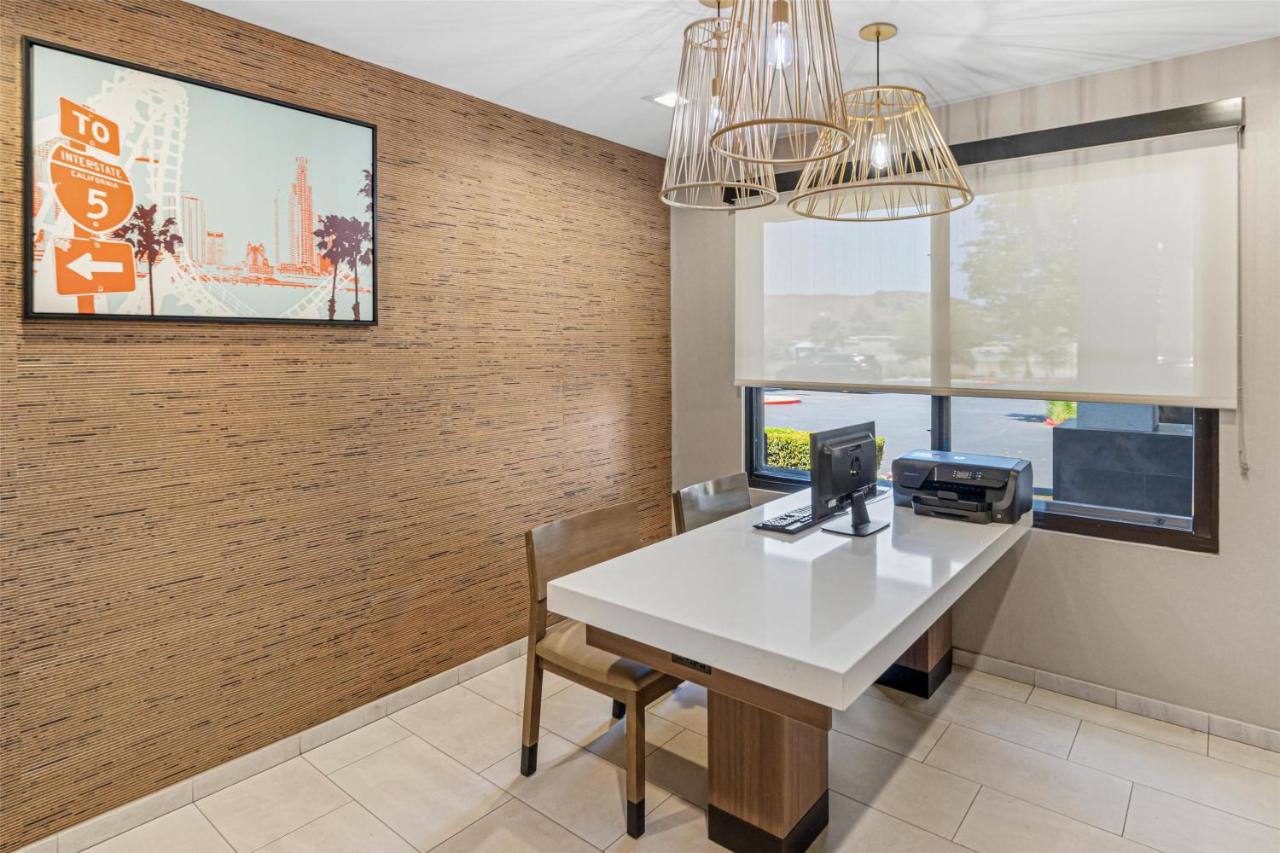 | Best Western Valencia/Six Flags Inn & Suites