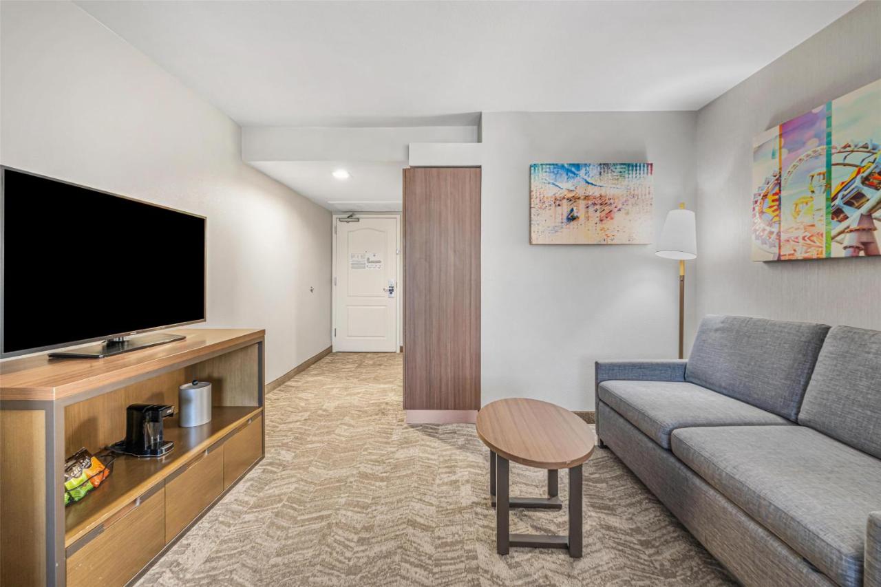 | Best Western Valencia/Six Flags Inn & Suites