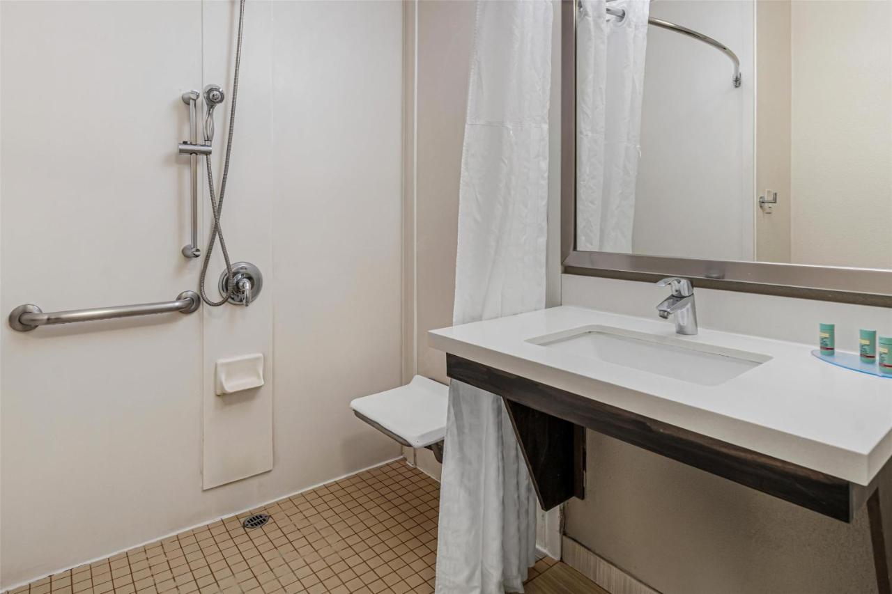 | Best Western Valencia/Six Flags Inn & Suites
