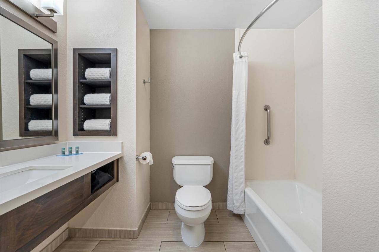 | Best Western Valencia/Six Flags Inn & Suites