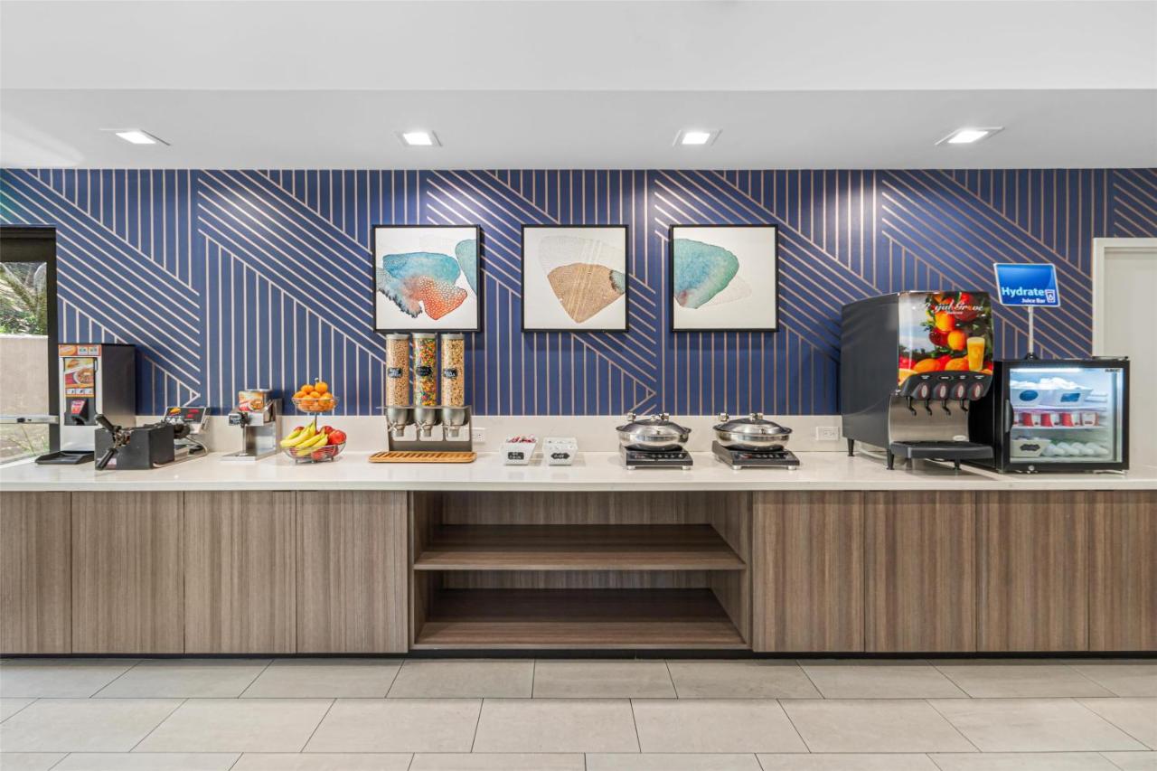 | Best Western Valencia/Six Flags Inn & Suites