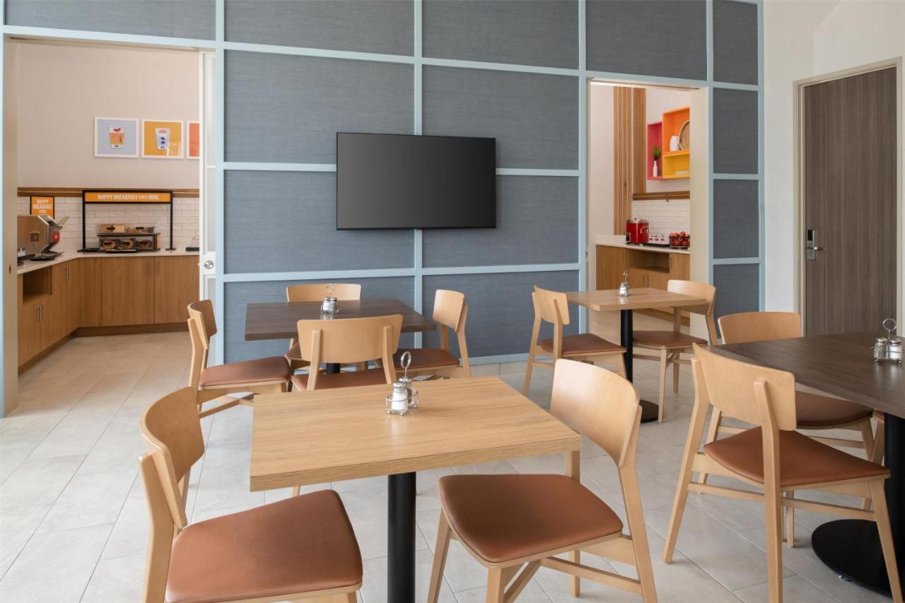 | Holiday Inn Express North Hollywood - Burbank Area, an IHG Hotel