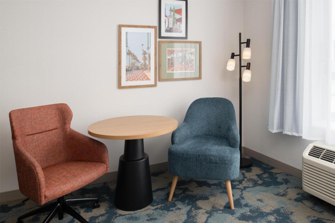 | Holiday Inn Express North Hollywood - Burbank Area, an IHG Hotel