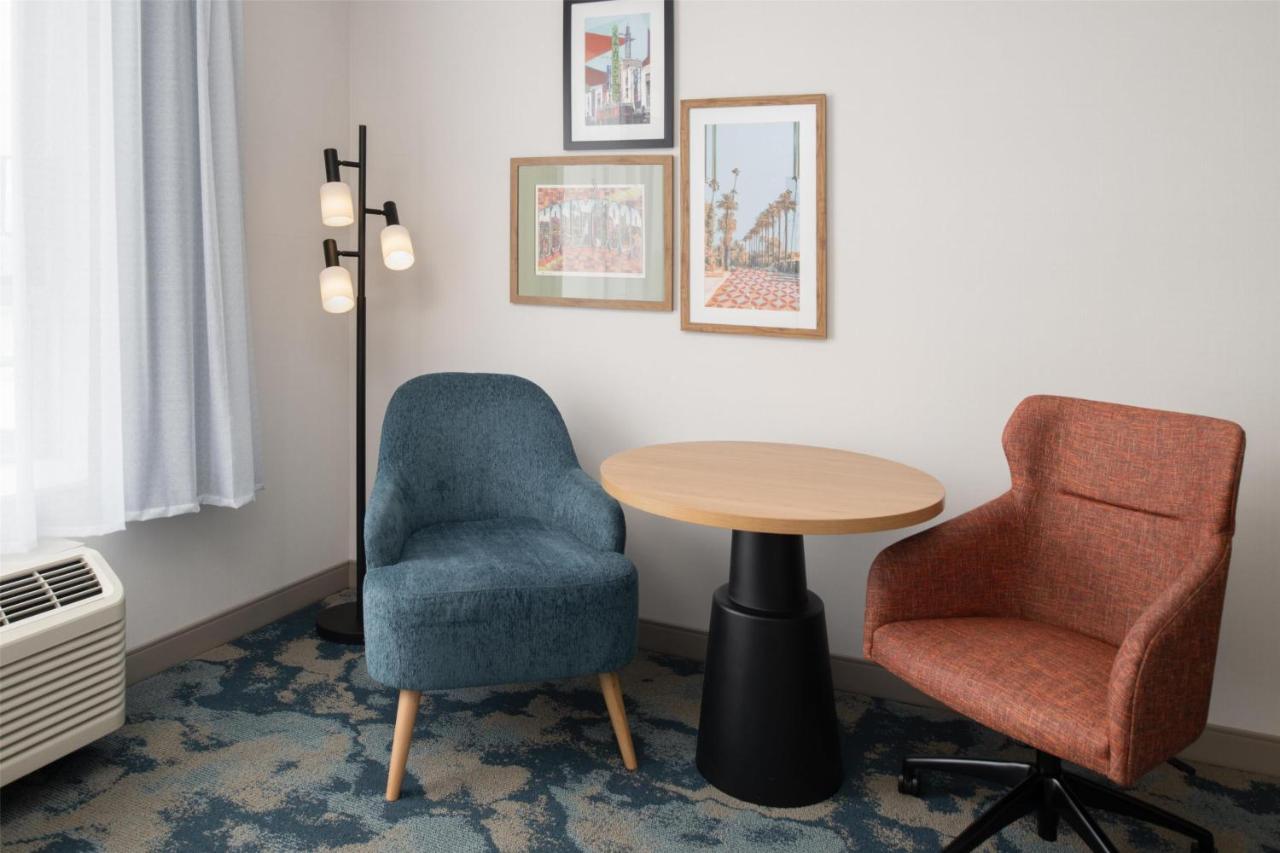 | Holiday Inn Express North Hollywood - Burbank Area, an IHG Hotel