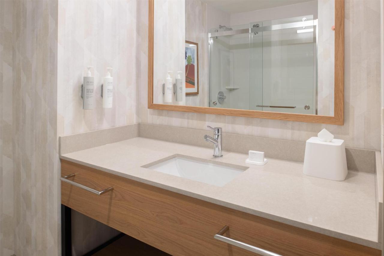 | Holiday Inn Express North Hollywood - Burbank Area, an IHG Hotel