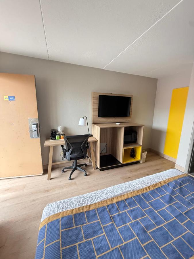 | Days Inn by Wyndham Shorter