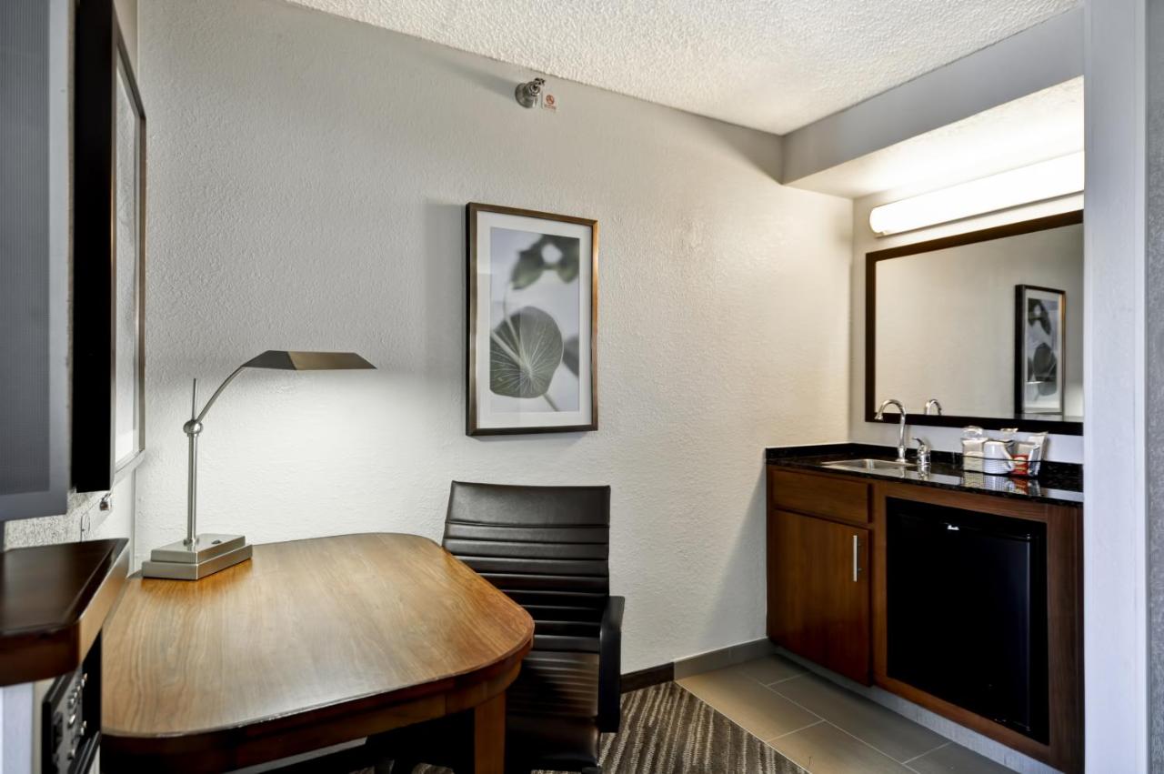 King Room with Roll-in Shower - Accessible at Hyatt Place Las Vegas