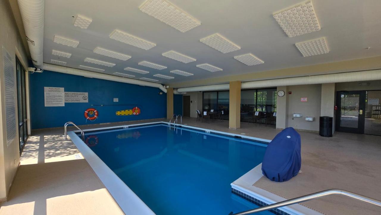 | Hampton Inn & Suites Chicago Deer Park