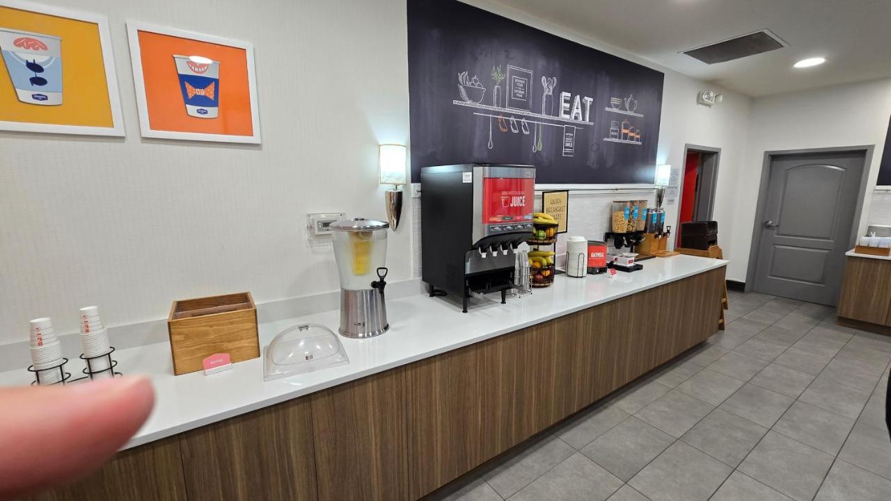 | Hampton Inn & Suites Chicago Deer Park